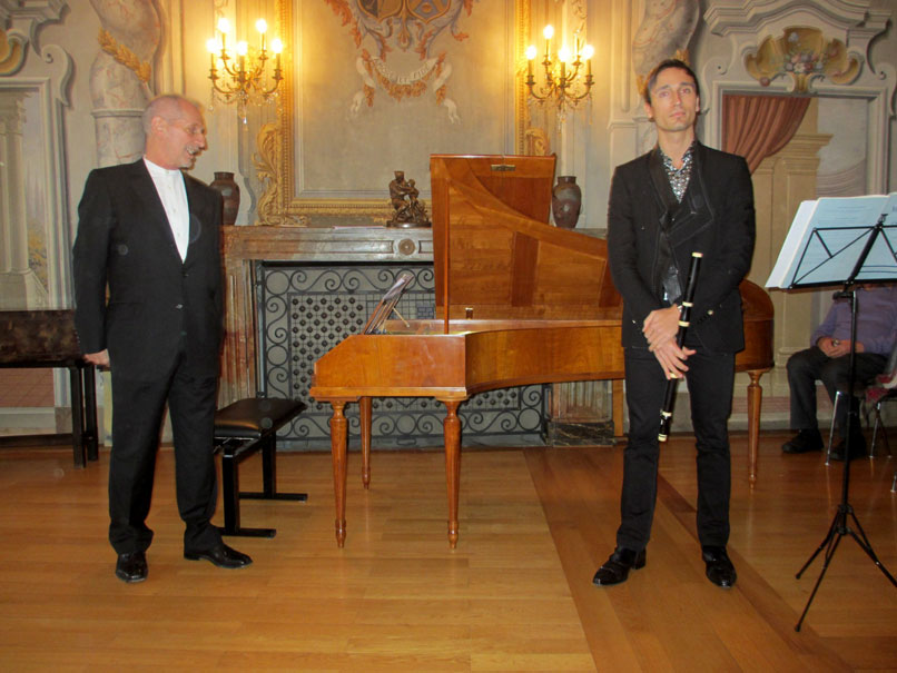 Photo Benjamin Goffette (flûte traversière) und Michel Kiener (piano forte historique) dans la salle de concert au château
