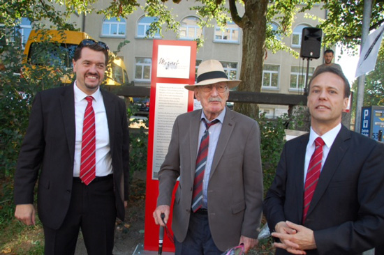 Peter Nardo (à droite), directeur de la Banque Coop AG (aujourd'hui: Banque Cler) Olten et Rudolf Jäggi, chef du service Investisseurs avec Hans Hohler (milieu). La pose de la stèle a été sponsorisée par la Banque Coop Olten et Hans Hohler a offert la stèle